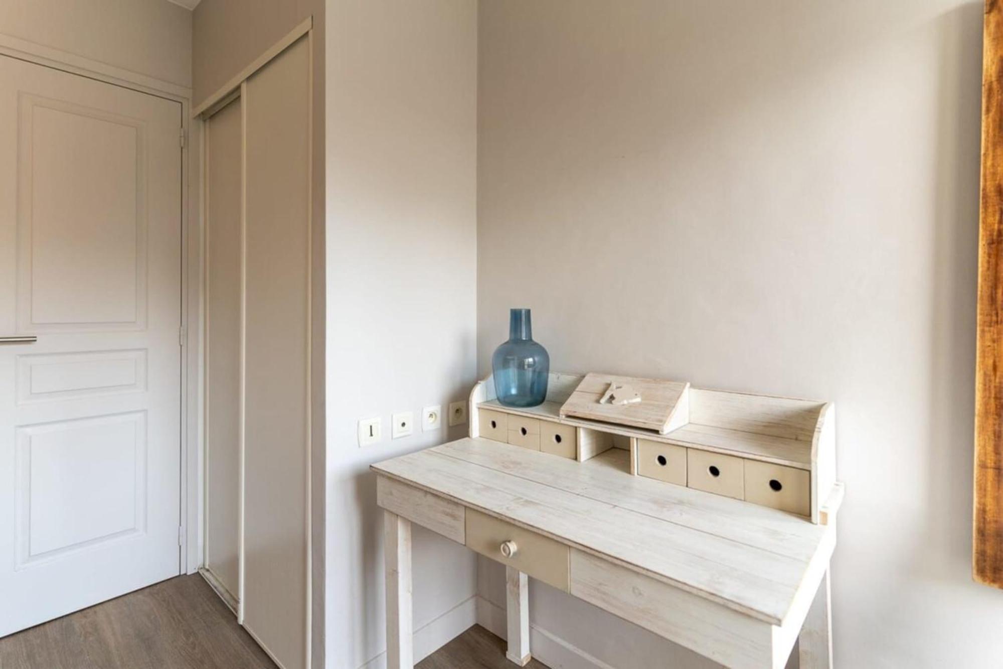 Beautiful Flat With Swimming Pool Tennis Court And Private Car Parking 64 Apartment