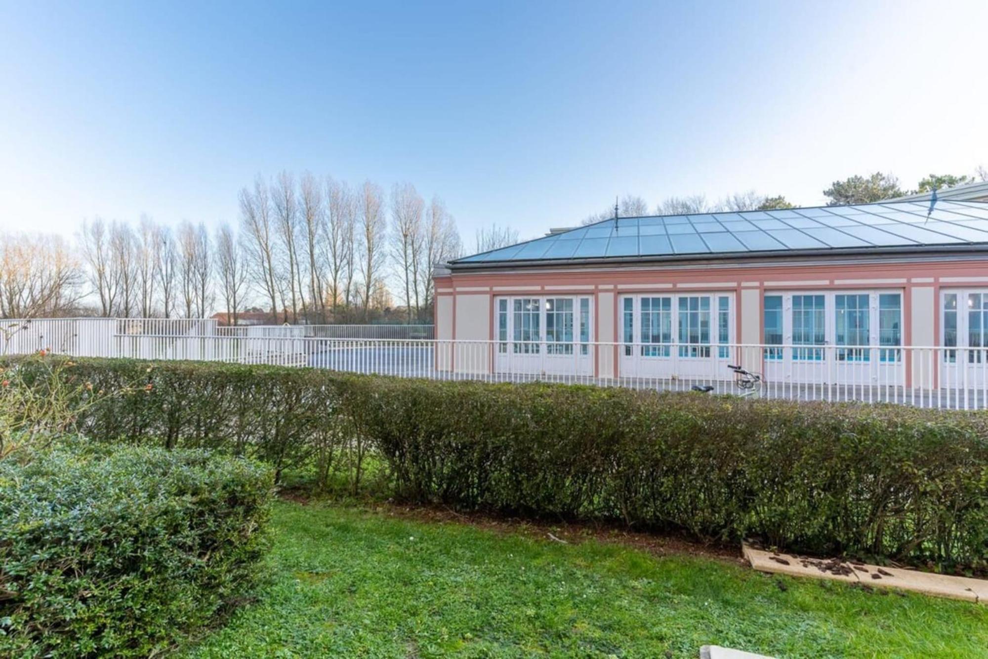Beautiful Flat With Swimming Pool Tennis Court And Private Car Parking 64 Apartment *
